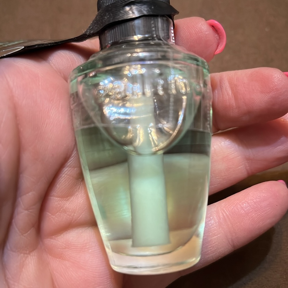 Bath & Body Works RainForest Gardenia (floral+uplifting) Wallflower Refill - Picture 3 of 4